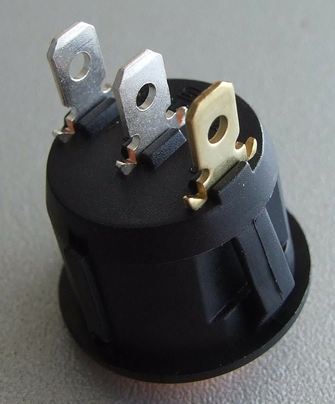 Prekidac 3 terminala,12v 16amp,